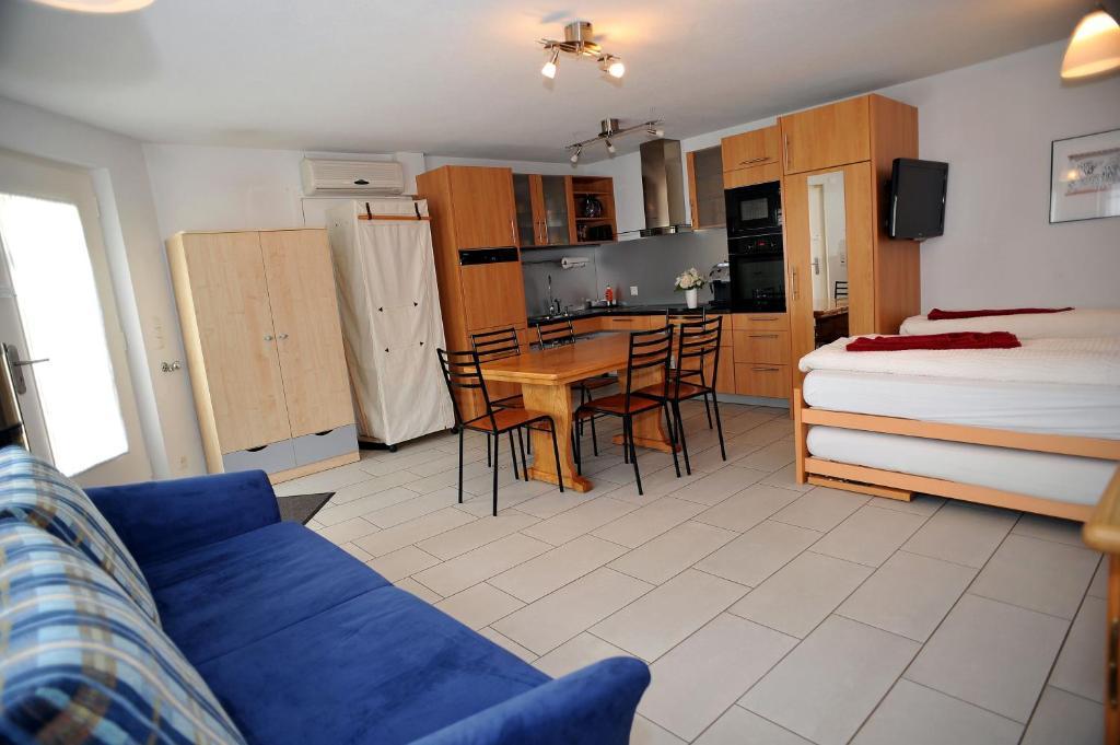 Niros Bed & Breakfast Birsfelden Habitación foto