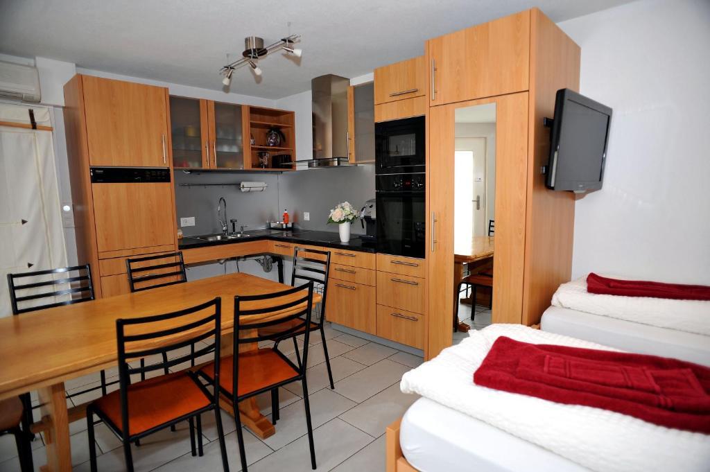 Niros Bed & Breakfast Birsfelden Habitación foto