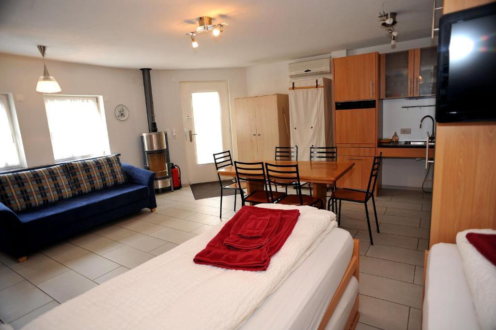 Niros Bed & Breakfast Birsfelden Habitación foto