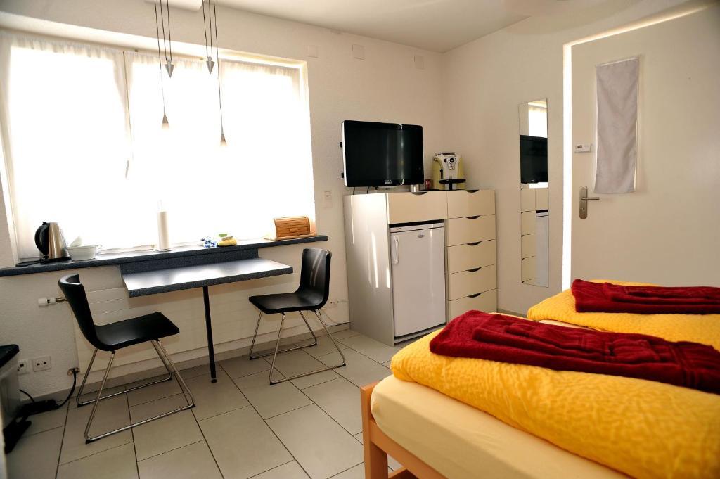 Niros Bed & Breakfast Birsfelden Habitación foto