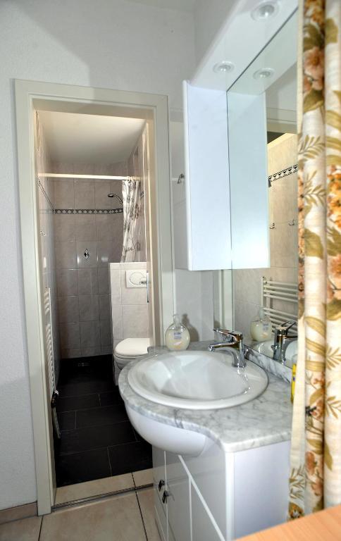 Niros Bed & Breakfast Birsfelden Habitación foto
