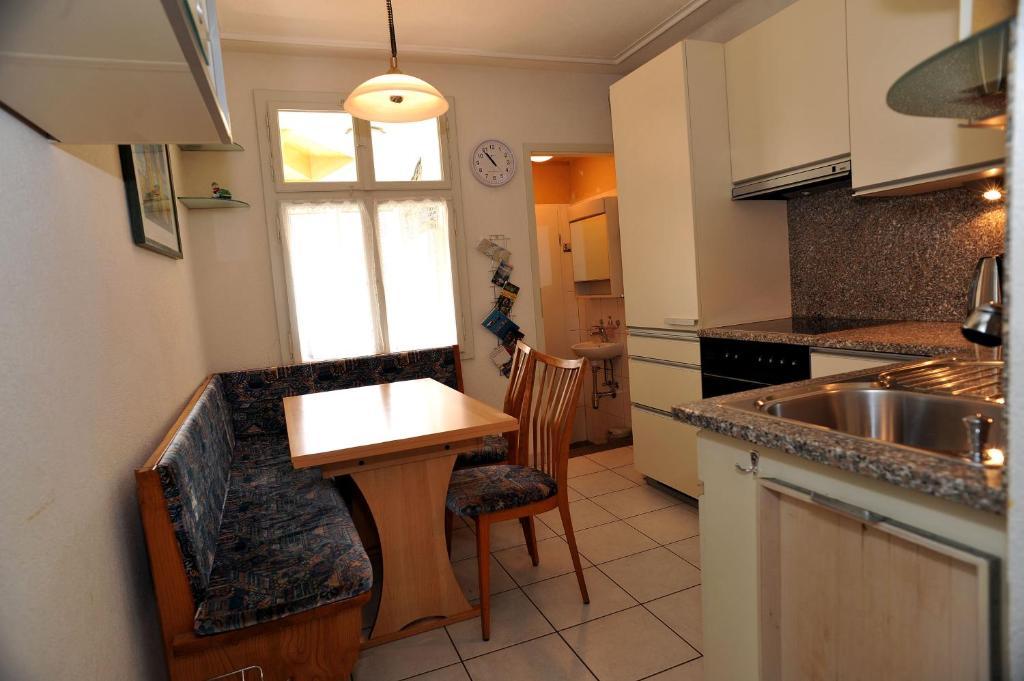 Niros Bed & Breakfast Birsfelden Habitación foto